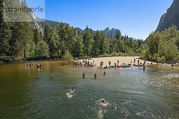 Touristen baden im Merced River im Yosemite Nationalpark  Kalifornien  USA  Nordamerika