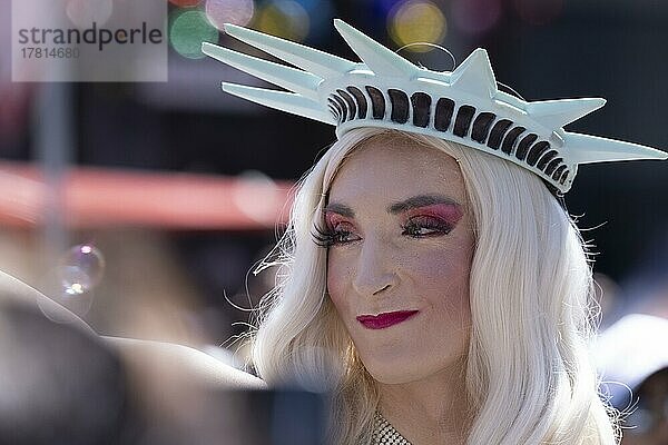 Homosexueller  Transvestit auf der CSD Parade 2022  Köln  Nordrhein-Westfalen  Deutschland  Europa