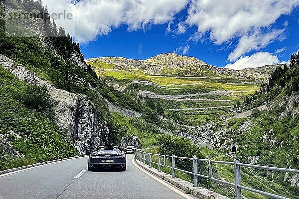Sportwagen Porsche Spyder 981 auf Furkastraße  im Hintergrund Serpentinen an Berghang  Kanton Uri  Schweiz  Europa