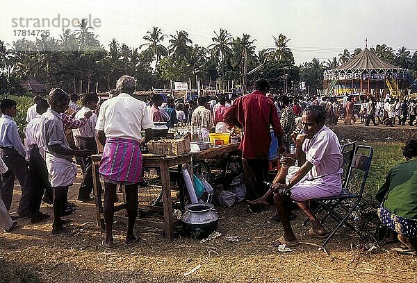Ein Teeladen in der Nähe einer Ausstellung während des Pooram Festes in Thrissur oder Trichur  Kerala  Indien  Asien