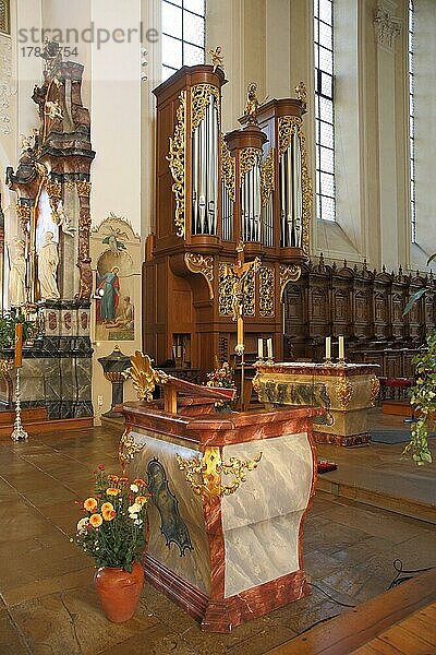 Altarraum mit Altar und Orgel der barocken Klosterkirche St. Trudpert  Münstertal  Südschwarzwald  Schwarzwald  Baden-Württemberg  Deutschland  Europa