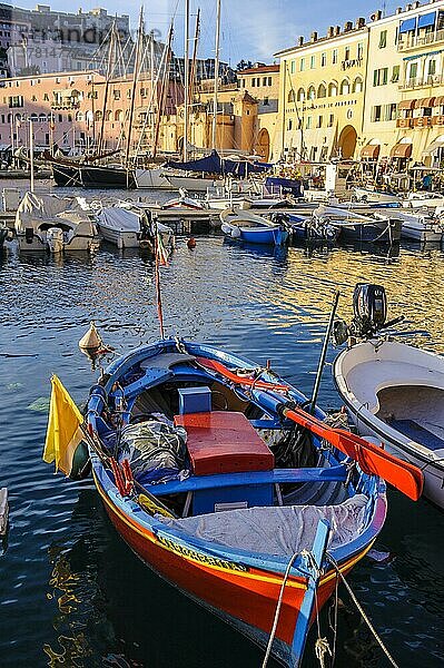 Kleines buntes Ruderboot für Fischfang  rot blau angestrichenes Fischerboot mit rote Ruder  Hafen von Portoferraio  Elba  Toskana  Italien  Europa