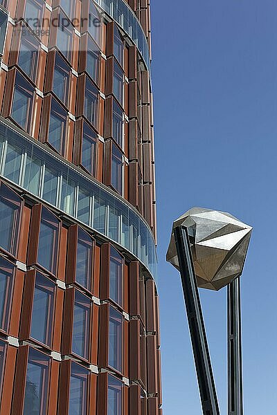 Skulptur Schwebender Kristall von Bildhauer Fritz Kühn  Bürohochhaus Eclipse  HPP Architekten  Kennedydamm  Düsseldorf  Nordrhein-Westfalen  Deutschland  Europa