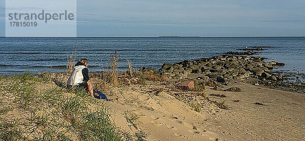 Urlauberin entspannt am Strand der Ostsee  Rügen  Mecklenburg-Vorpommern  Deutschland  Europa