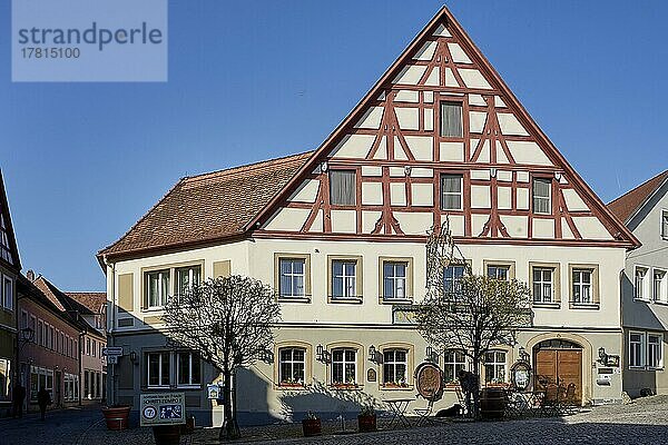 Gasthof  Zum Storchen  am Weinmarkt  das älteste bekannte Fachwerk-Bürgerhaus von Bayern  breiter Massivbau mit Fachwerk  Am Weinmarkt  Bad Windsheim  Bayern  Deutschland  Europa