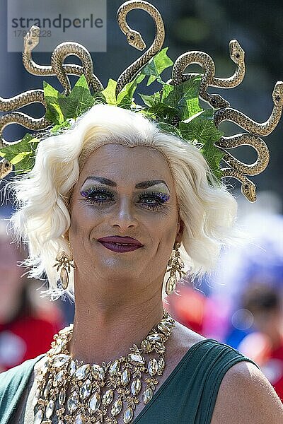 Homosexueller  Transvestit auf der CSD Parade 2022  Köln  Nordrhein-Westfalen  Deutschland  Europa