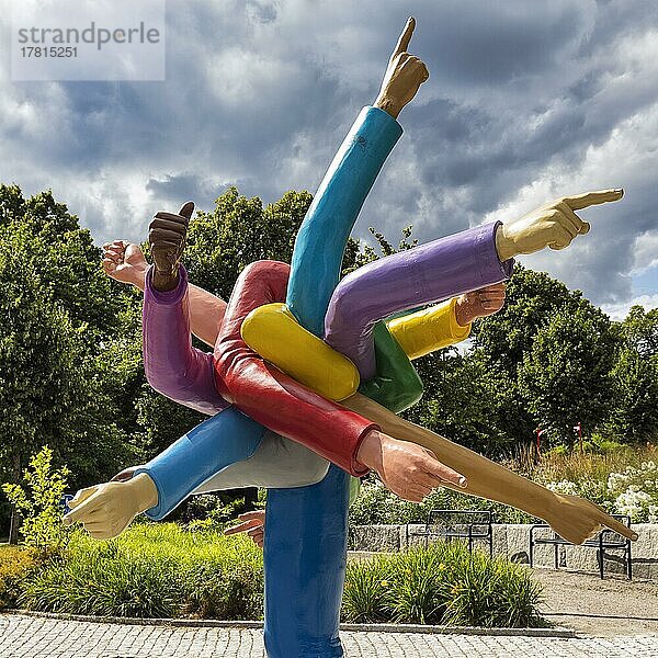 Viele bunte Arme zeigen mit ausgestrecktem Zeigefinger in verschiedene Richtungen  lustige Skulptur aus Kunststoff am Straßenrand  Symbol Ratlosigkeit  Orientierungslosigkeit  Chaos  Schweden  Europa