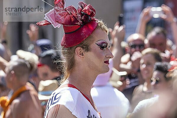 Homosexueller  Transvestit auf der CSD Parade 2022  Köln  Nordrhein-Westfalen  Deutschland  Europa