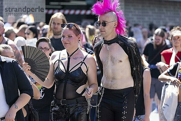 Frau  Domina mit ihrem Sklaven an der Kette auf der CSD Parade  Köln  Nordrhein-Westfalen  Deutschland  Europa