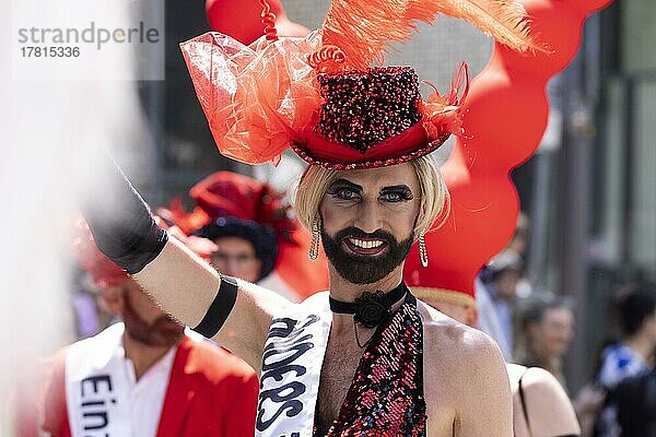 Homosexueller  Transvestit auf der CSD Parade 2022  Köln  Nordrhein-Westfalen  Deutschland  Europa