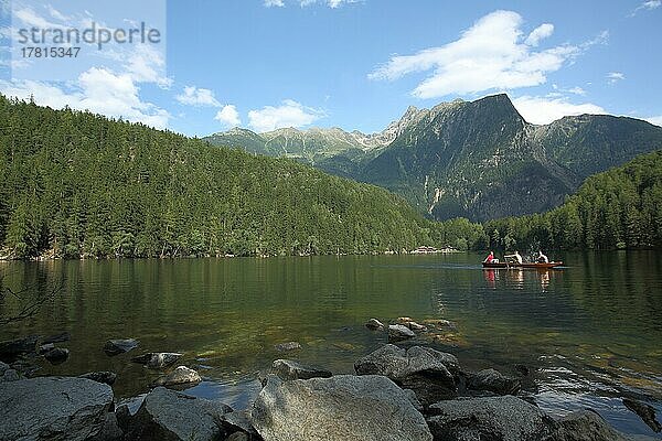 Ruderboot auf dem Piburger See mit Blick auf Acherkogel 3007m in Oetz  Piburg  Ötztal  Stubaier Alpen  Zentrale Ostalpen  Tirol  Alpen  Österreich  Europa