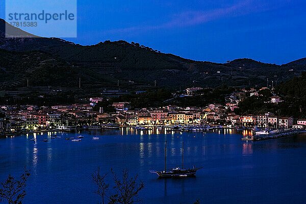 Blick auf Porto Azzurro mit beleuchtete Hafenpromenade bei Abendstimmung während Blaue Stunde  Porto Azzurro  Elba  Toskana  Italien  Europa