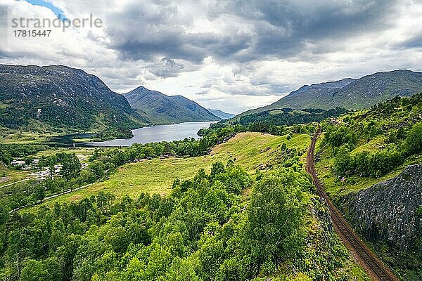 Glenfinnan Monument und Loch Shiel  West Highland  Schottland  UK