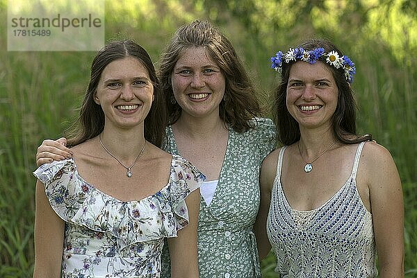 Portraits von drei lachenden jungen Frauen  Mecklenburg-Vorpommern  Deutschland  Europa