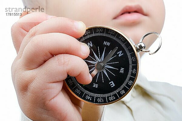Isolierte Kompass in der Hand des Babys auf einem weißen Hintergrund