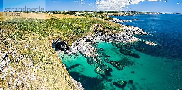 Piskies Cove und HMS Warspite Cliffs  Cornwall  England  Großbritannien  Europa