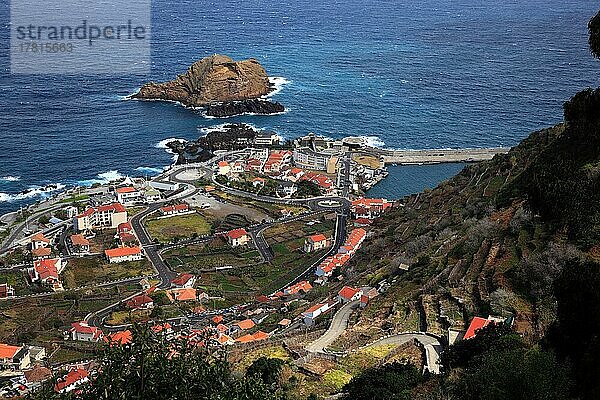 Blick auf den Ort Porto Moniz an der Nordwestkueste der Insel kleine vorgelagerte Insel Ilheu Mole