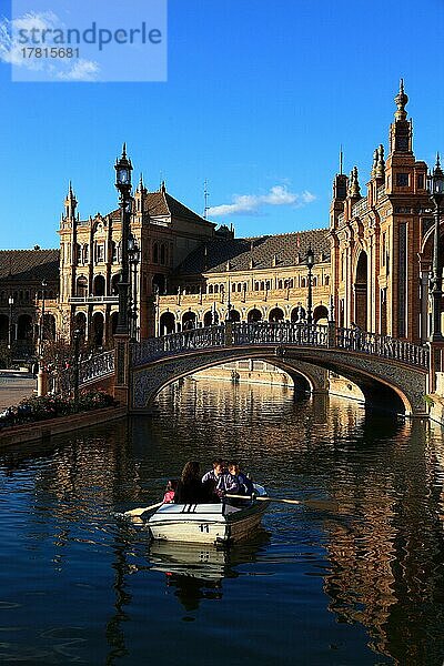 Stadt Sevilla  am Plaza de Espana  Spanischer Platz  Teilansicht  Boot auf dem kleinen Kanal  Andalusien  Spanien  Europa