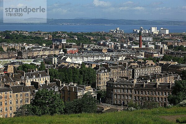 Edinburgh  Blick vom Calton Hill auf einenTeil der Stadt  Wohngegend und im Hintergrund das Meer  Schottland  Großbritannien  Europa