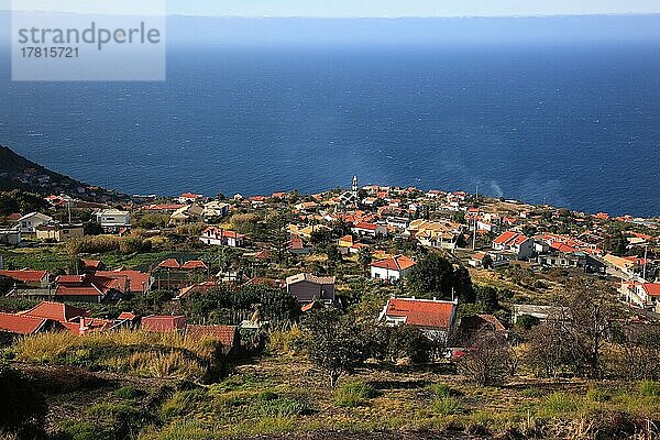 Insel Südwestküste  Blick auf den Ort Arco da Calheta und das Meer  Madeira