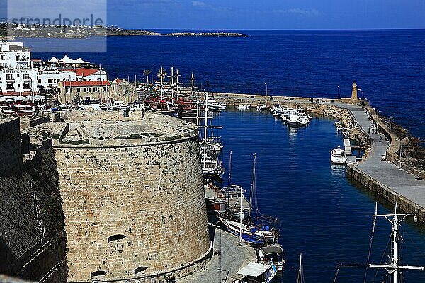 Girne  Kyrenia  Teile Hafenburgruine  Burgmauern  Einfahrt zum Hafen  Mole  Nordzypern