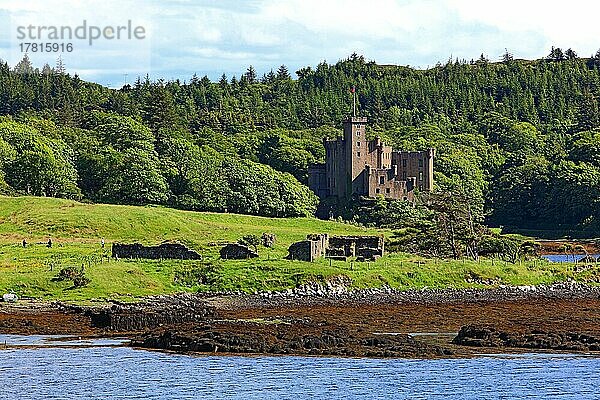 Innere Hebriden  Isle of Skye  Duirinish Halbinsel  Landschaft und das Dunvegan Castel  Schottland  Großbritannien  Europa