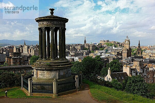 Edinburgh  Blick vom Calton Hill auf das Stadtzentrum  das Dugald Stewart-Denkmal im Vordergrund  Schottland  Großbritannien  Europa