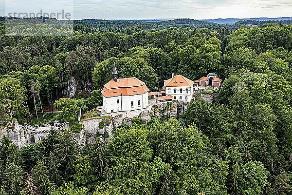 Luftaufnahme der Burg Valdstejn  Böhmisches Paradies  Tschechische Republik  Europa
