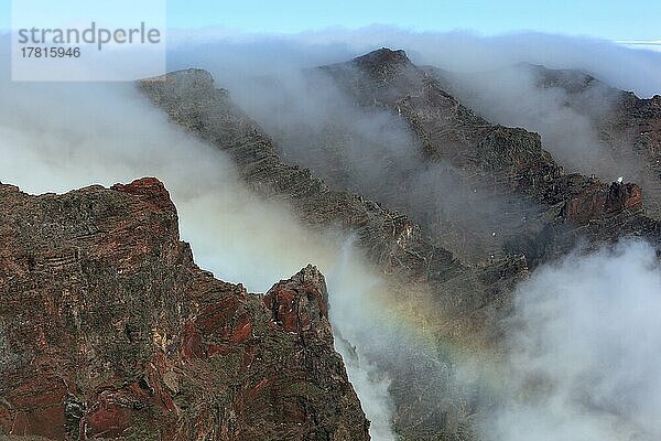 Auf dem Berg Roque de los Muchachos im Nationalpark Caldera de Taburiente  Wolken  Nebelschwaden umhüllen den Gipfel  La Palma  Kanarische Insel  Spanien  Europa