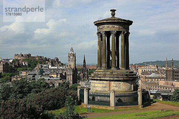Edinburgh  Blick vom Calton Hill auf das Stadtzentrum  das Dugald Stewart-Denkmal im Vordergrund  Schottland  Großbritannien  Europa