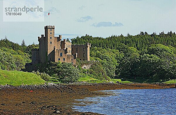 Innere Hebriden  Isle of Skye  Duirinish Halbinsel  Landschaft und das Dunvegan Castle  Schottland  Großbritannien  Europa