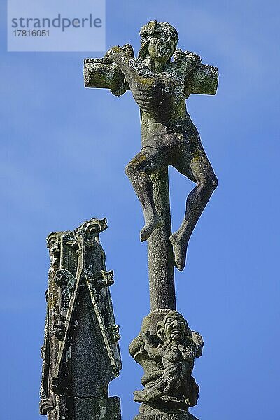 Gestas der böse Schächer  Kreuzigungsgruppe Kalvarienberg Calvaire auf dem Triumphbogen  umfriedeter Pfarrbezirk Enclos paroissial Eglise Saint-Salomon de La Martyre  Departement Finistere  Region Bretagne  Frankreich  Europa