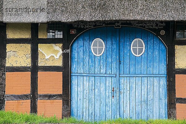 Eingangstor eines Bauernhaus am Dümmer See  Hüde  reetgedeckt  Niedersachsen  Deutschland  Europa