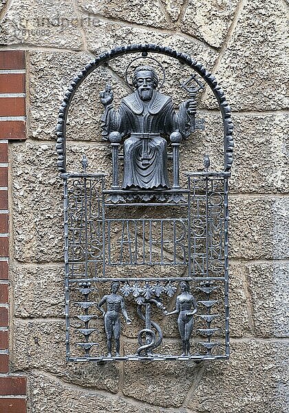 Schmiedeeisernes Motiv an der Wand vom Antiquariat am Bachhaus  dem Geburtshaus von Johann Sebastian Bach  Eisenach  Thüringen  Deutschland  Europa