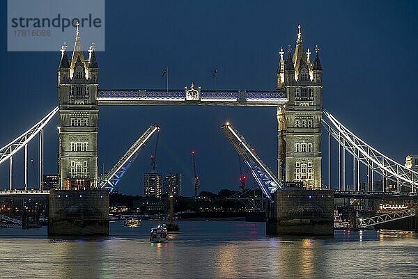 Tower Bridge  Klappbrücke  blaue Stunde  London  England  Großbritannien  Europa