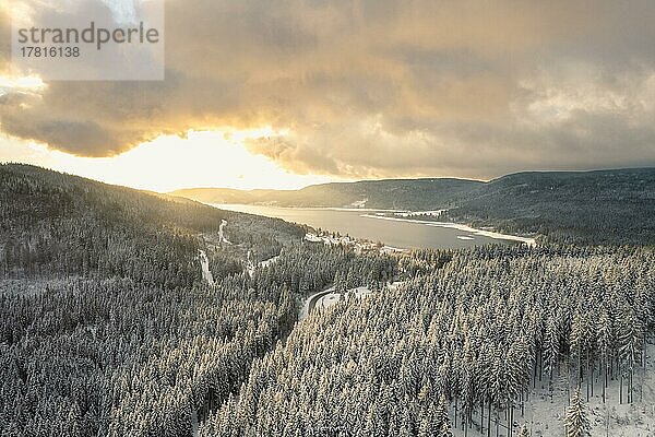 Luftbild von Winterlandschaft am Schluchsee im Schwarzwald  Deutschland  Europa