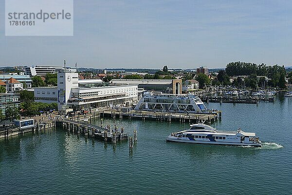 Ausblick vom Moleturm auf das Zeppelinmuseum und den Hafen  Friedrichshafen  Bodensee  Baden-Württemberg  Deutschland  Europa