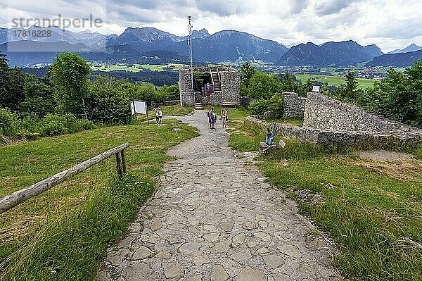 Blick auf die Alpen mit Aggenstein und Breitenberg in der Mitte  Burgruine Eisenberg bei Pfronten  Allgäu  Bayern  Deutschland  Europa