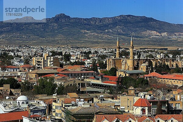 Lefkosa  Lefkosia  geteilte Hauptstadt von Nordzypern  Blick auf die Altstadt und die Selimiye Moschee  ehemalige Sophienkathedrale  Nordzypern