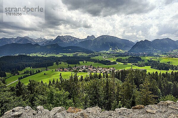 Ortsansicht  Zell bei Pfronten mit Aggenstein und Breitenberg  Allgäu  Bayern  Deutschland  Europa