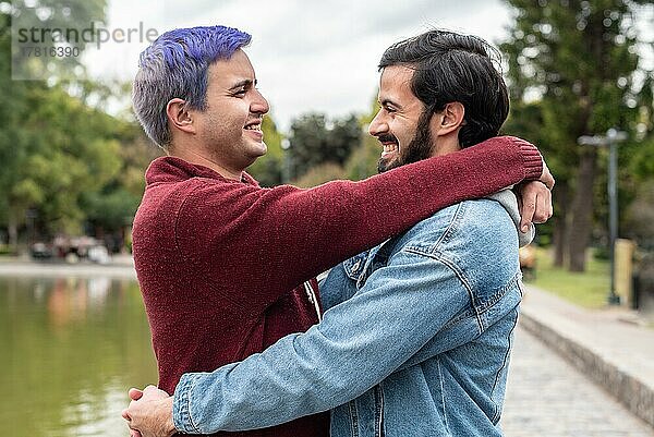 Homosexuelles männliches Paar  das sich umarmt und gegenseitig anschaut