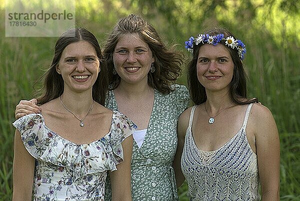 Portraits von drei jungen Frauen  Mecklenburg-Vorpommern  Deutschland  Europa