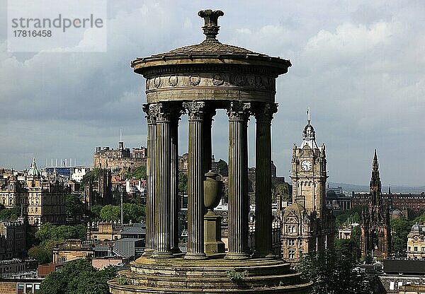 Edinburgh  Blick vom Calton Hill auf das Stadtzentrum  das Dugald Stewart-Denkmal im Vordergrund  Schottland  Großbritannien  Europa