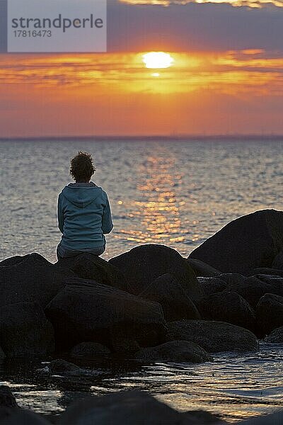 Frau sitzt auf Steinen  Sonnenuntergang  Steinbeck  Klütz  Mecklenburg-Vorpommern  Deutschland  Europa