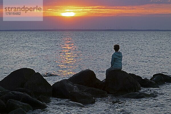 Frau sitzt auf Steinen  Sonnenuntergang  Steinbeck  Klütz  Mecklenburg-Vorpommern  Deutschland  Europa