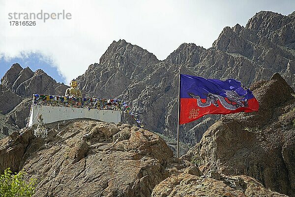 Maitreya Buddha und traditionelle tibetische Drachenflagge  Hemis Gompa  Hemis  Ladakh  Indien  Asien