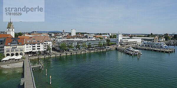 Ausblick vom Moleturm mit Kirche St. Nikolaus  Medienhaus  Zeppelinmuseum und Hafen  Friedrichshafen  Bodensee  Baden-Württemberg  Deutschland  Europa