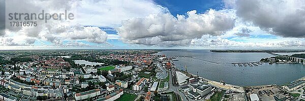 Luftbild Panorama über der Ostsee bei Stralsund.  Mecklenburg-Vorpommern  Deutschland  Europa
