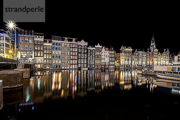 Stadtlichter von Amsterdam in der Nacht  Niederlande  Europa