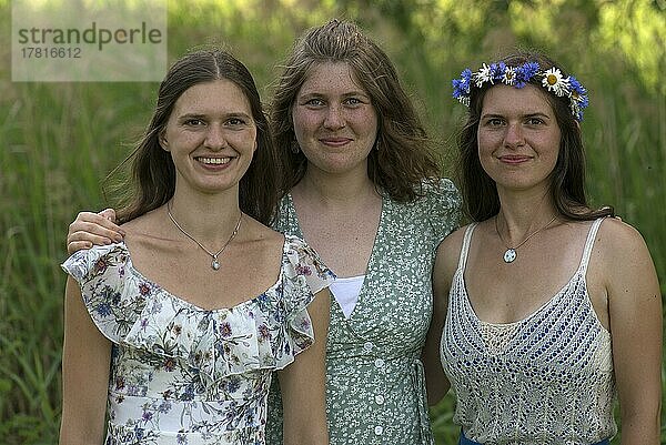 Portraits von drei jungen Frauen  Mecklenburg-Vorpommern  Deutschland  Europa